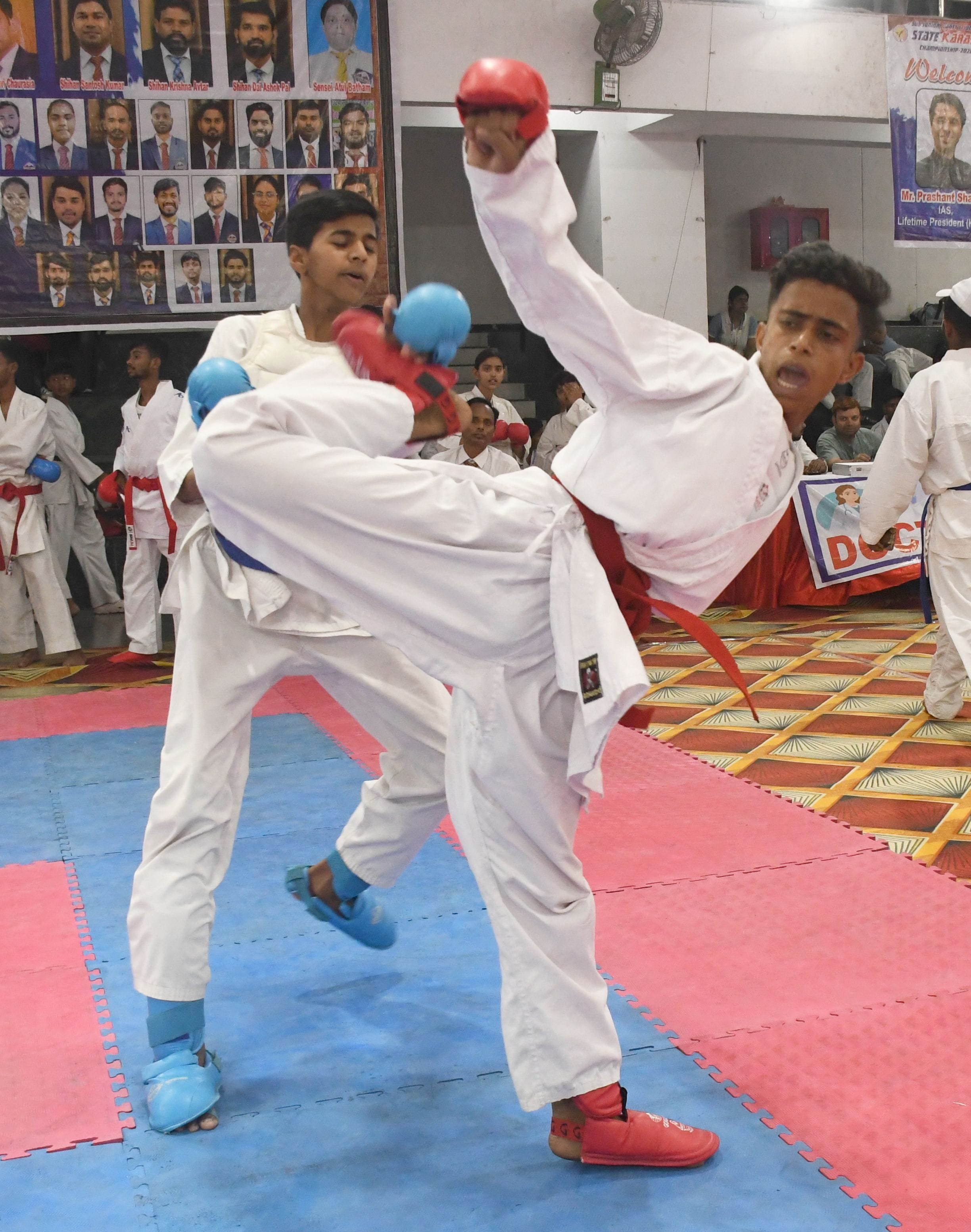 राज्य कराटे प्रतियोगिता में भिड़ते खिलाड़ी। 