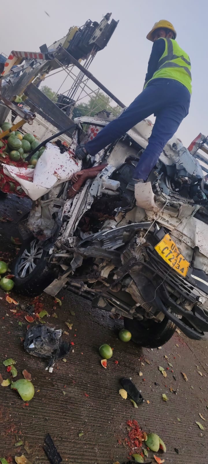 सहसों के सिंगरामऊ के सामने हंडिया कोखराज हाईवे पर ट्रक में घुसी पिकअप चालक की हुई मौत। सहसों के सिंगरामऊ के सामने हंडिया कोखराज हाईवे पर ट्रक में घुसी पिकअप चालक की हुई मौत।