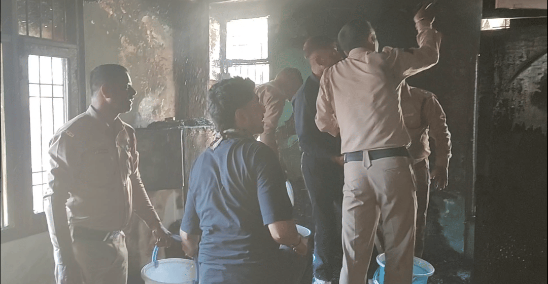सोलन के जेबीटी रोड पर फ्लैट में लगी आग के दौरान उठता धुआं। संवाद सोलन के जेबीटी रोड पर फ्लैट में लगी आग के दौरान उठता धुआं। संवाद