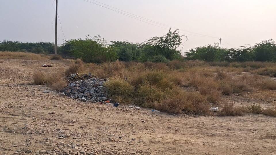 टीले पर लगा एकमात्र सूचना बोर्ड