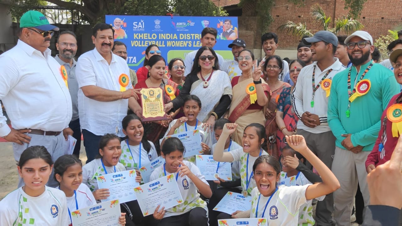 दून इंटरनेशनल स्कूल में आयोजित हैंडबॉल प्रतियोगिता में भाग लेतीं खिलाड़ी। संवाद दून इंटरनेशनल स्कूल में आयोजित हैंडबॉल प्रतियोगिता में भाग लेतीं खिलाड़ी। संवाद