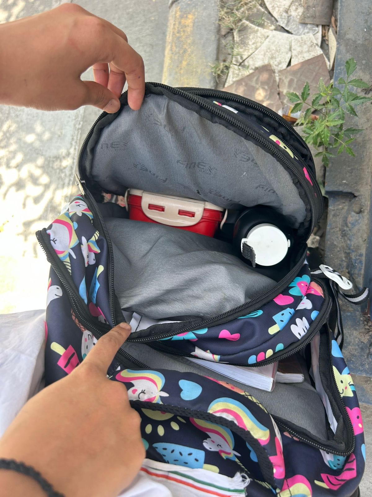 10-निजी स्कूल के विद्यार्थी के बैग में पानी की बोतल और निजी प्रकाश की किताबों का बोझ। संवाद