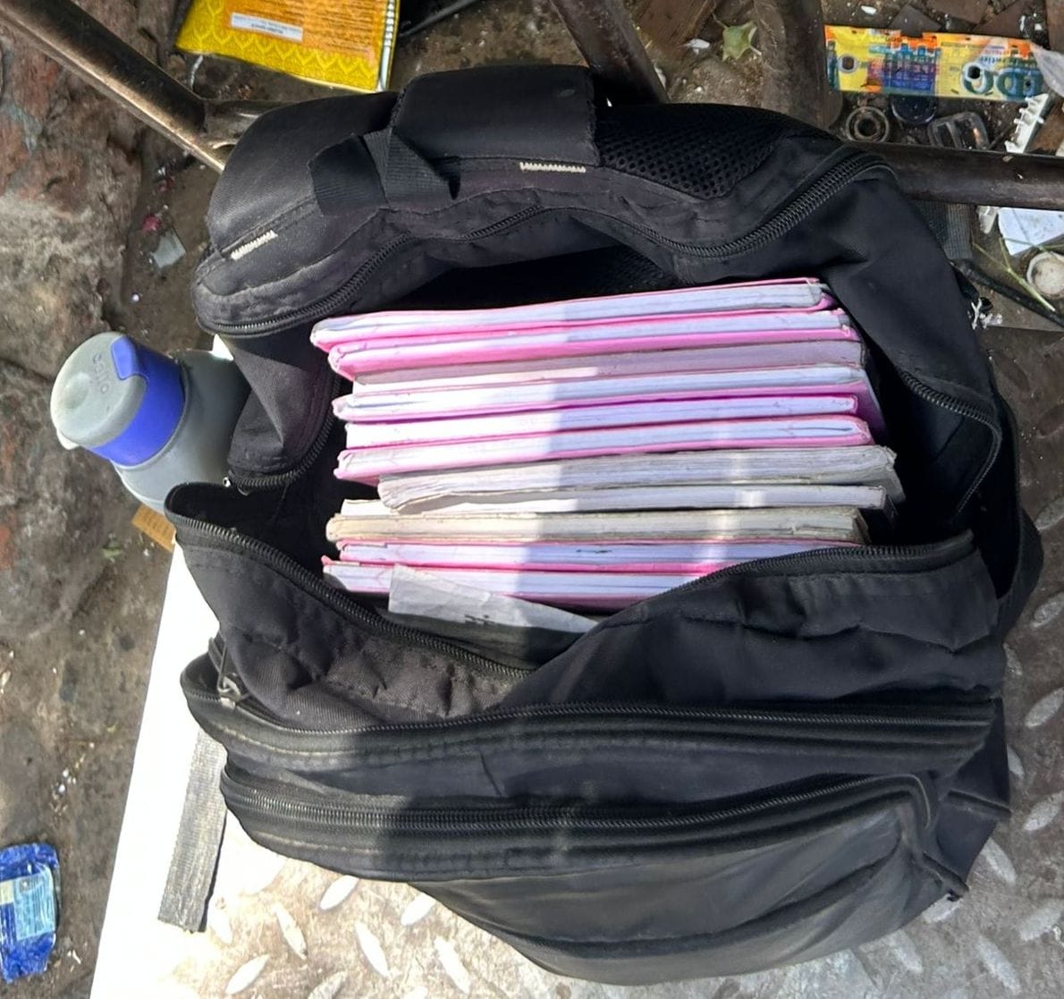 10-निजी स्कूल के विद्यार्थी के बैग में पानी की बोतल और निजी प्रकाश की किताबों का बोझ। संवाद