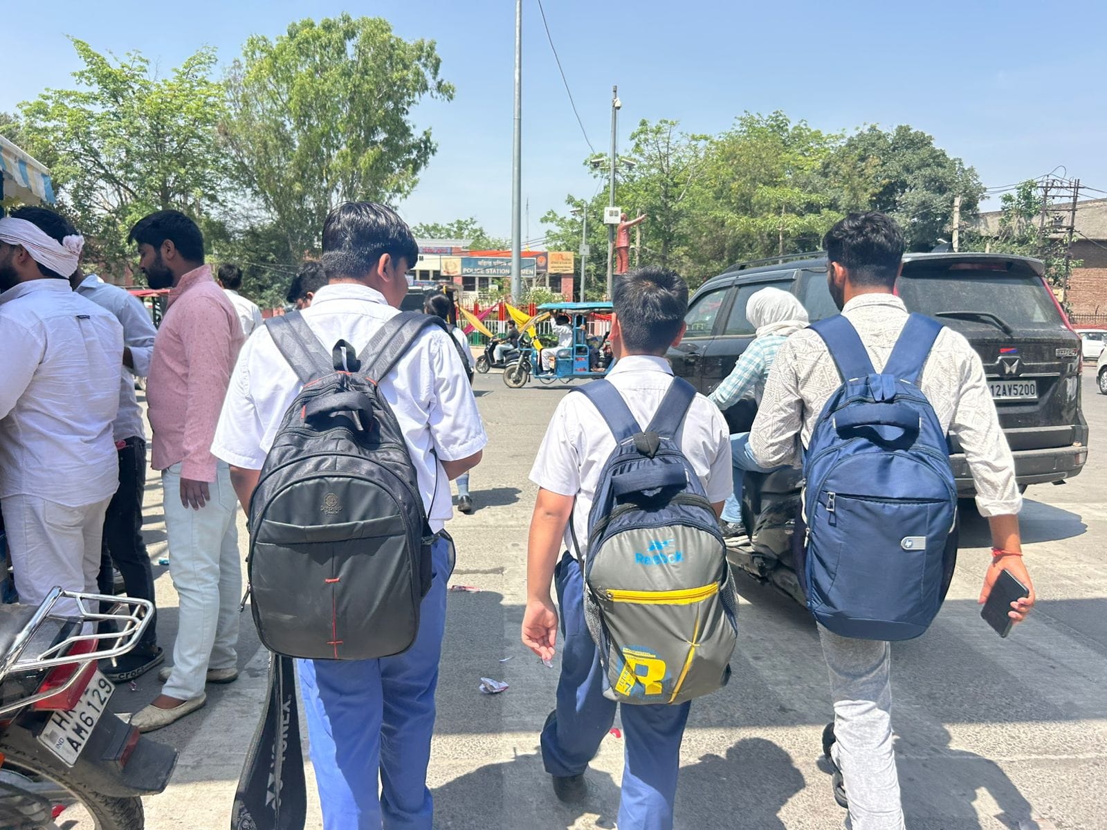 10-निजी स्कूल के विद्यार्थी के बैग में पानी की बोतल और निजी प्रकाश की किताबों का बोझ। संवाद