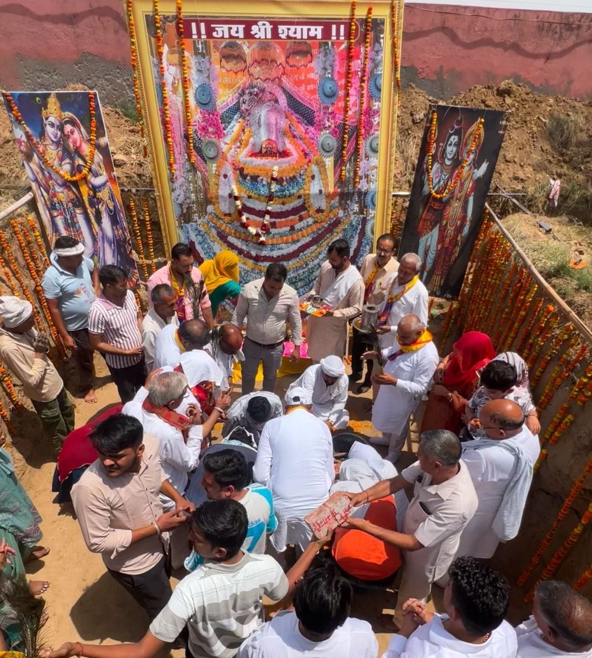 26जेएनडी27-श्याम मंदिर निर्माण को लेकर आयोजित कीर्तन में गीत प्रस्तुत करती कलाकर। स्रोत श्रद्धा