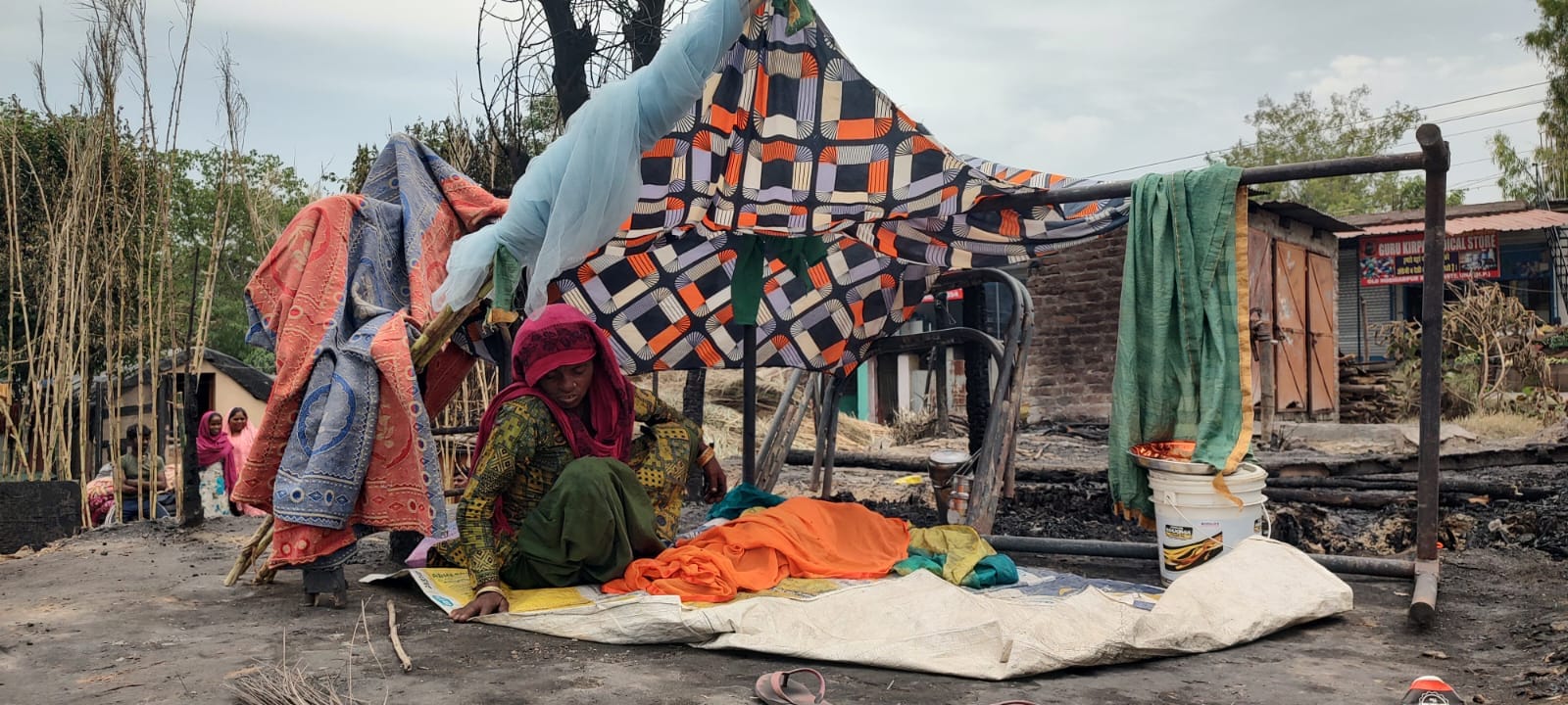आशियाना खत्म हुए हौसलें नही ......ऊना के लाल सिगीं में पिछले आग से राख हुई झुगियों कोफिर से आशियाना खत्म हुए हौसलें नही ......ऊना के लाल सिगीं में पिछले आग से राख हुई झुगियों कोफिर से