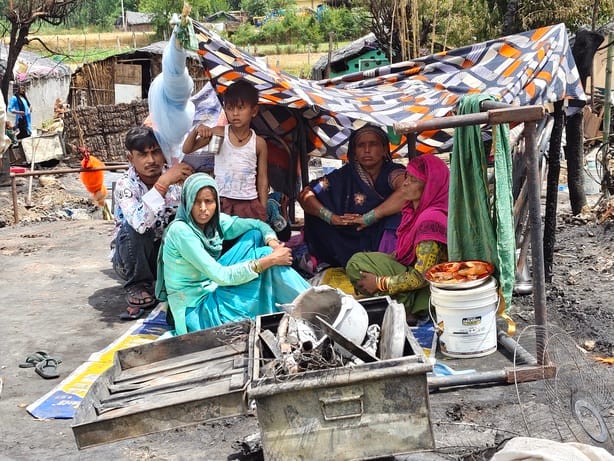 आशियाना खत्म हुए हौसलें नही ......ऊना के लाल सिगीं में पिछले आग से राख हुई झुगियों कोफिर से आशियाना खत्म हुए हौसलें नही ......ऊना के लाल सिगीं में पिछले आग से राख हुई झुगियों कोफिर से