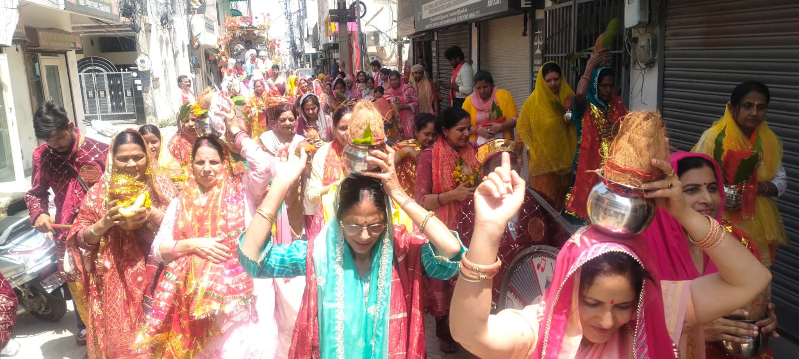 अंबाला छावनी के गोविंद नगर स्थित श्री बांके बिहार मंदिर से निकली कलश यात्रा में मौजूद महिला श्