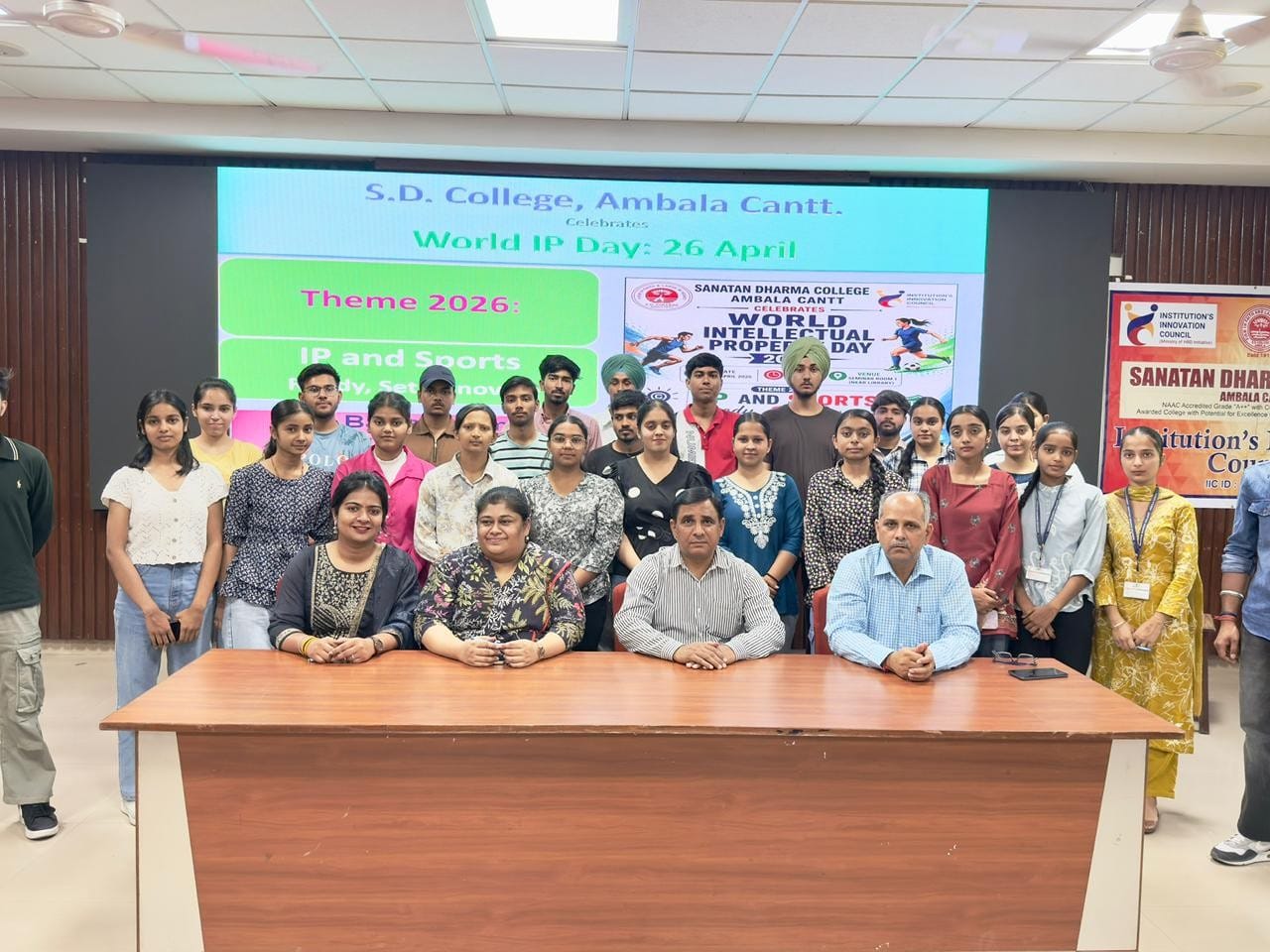 अंबाला छावनी के जैन गर्ल्स स्कूल में कार्यक्रम के दौरान मौजूद प्राचार्य व बच्चे। प्रवक्ता अंबाला छावनी के जैन गर्ल्स स्कूल में कार्यक्रम के दौरान मौजूद प्राचार्य व बच्चे। प्रवक्ता