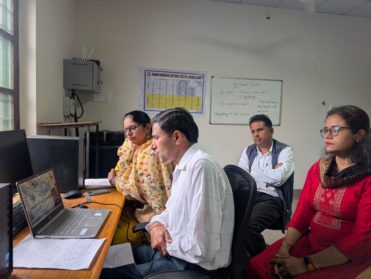 अंबाला छावनी के जैन गर्ल्स स्कूल में कार्यक्रम के दौरान मौजूद प्राचार्य व बच्चे। प्रवक्ता अंबाला छावनी के जैन गर्ल्स स्कूल में कार्यक्रम के दौरान मौजूद प्राचार्य व बच्चे। प्रवक्ता