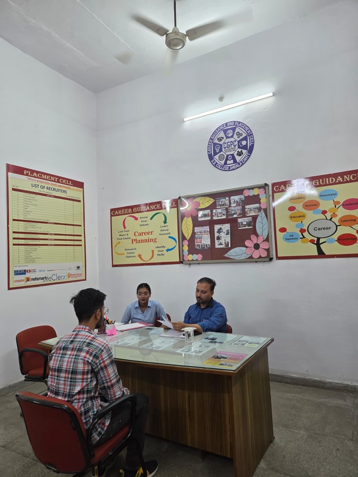 अंबाला छावनी के जैन गर्ल्स स्कूल में कार्यक्रम के दौरान मौजूद प्राचार्य व बच्चे। प्रवक्ता अंबाला छावनी के जैन गर्ल्स स्कूल में कार्यक्रम के दौरान मौजूद प्राचार्य व बच्चे। प्रवक्ता