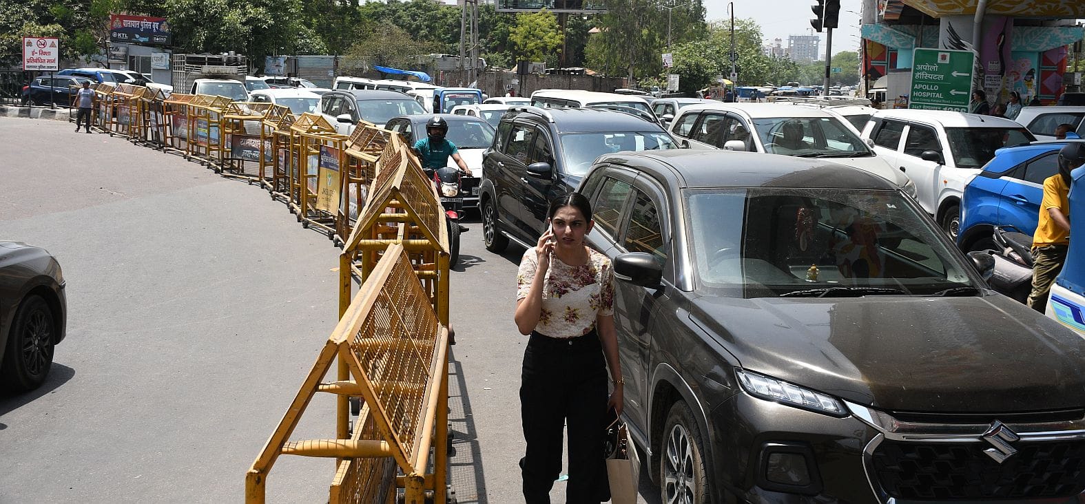 अयोध्या रोड पर जाम से निपटने के लिए कियाा गया डायवर्जन। 