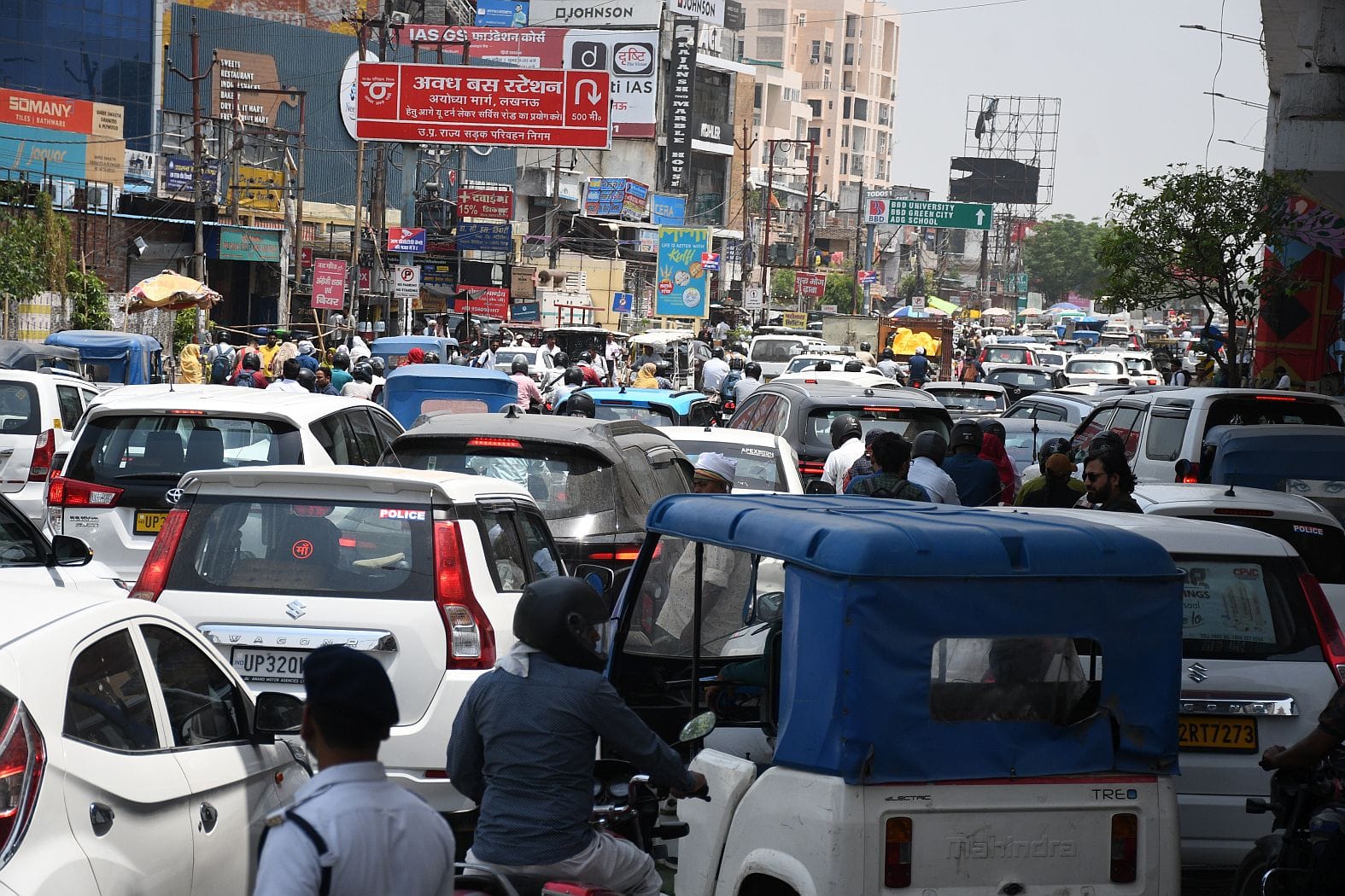 अयोध्या रोड पर जाम से निपटने के लिए कियाा गया डायवर्जन। 