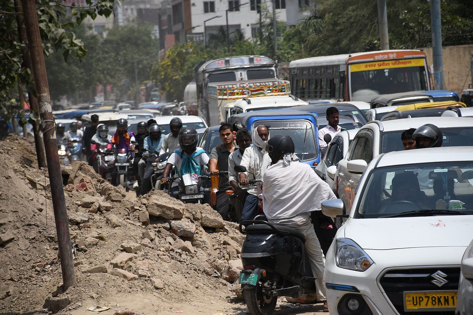 अयोध्या रोड पर जाम से निपटने के लिए कियाा गया डायवर्जन। 