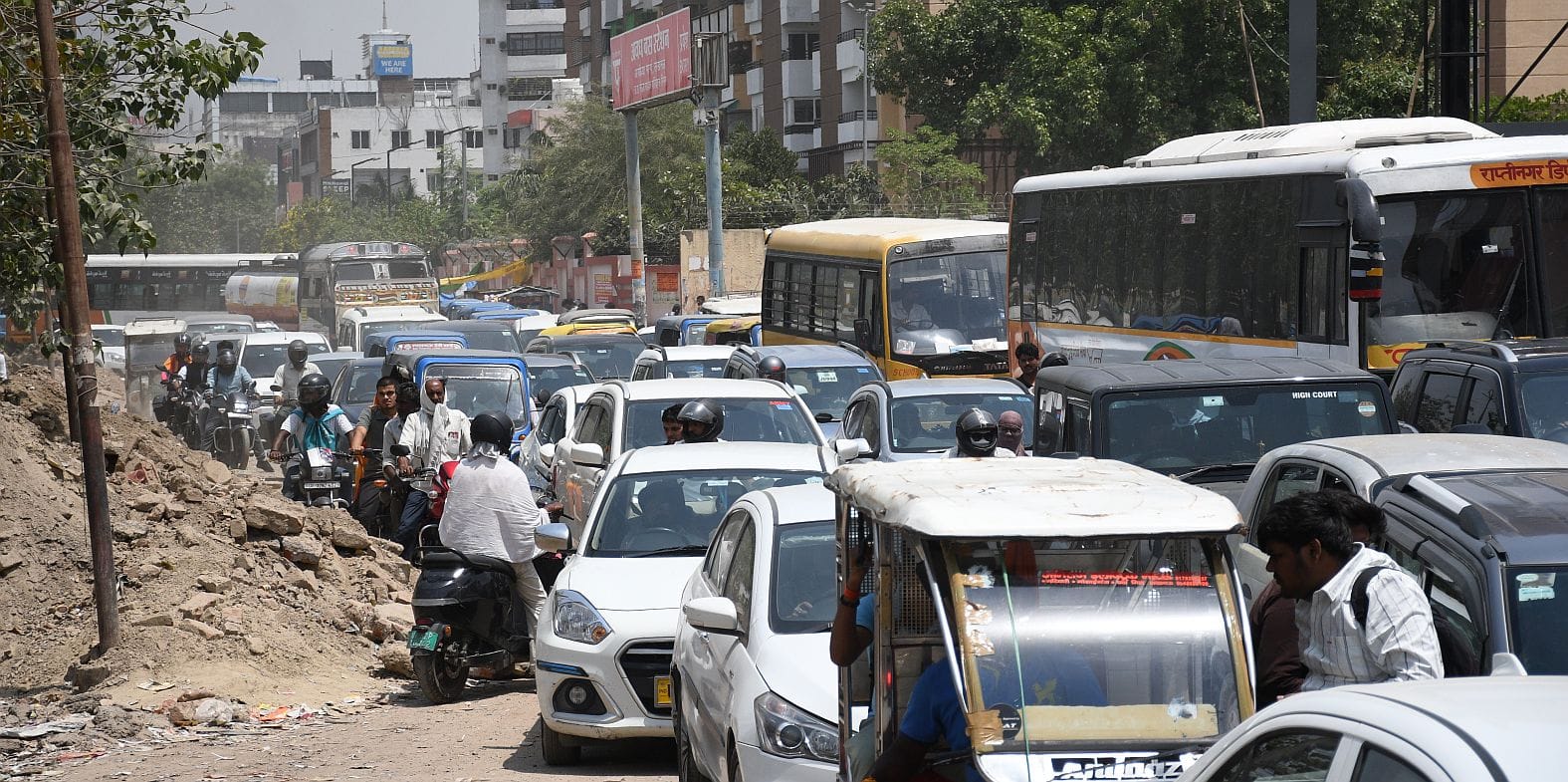 अयोध्या रोड पर जाम से निपटने के लिए कियाा गया डायवर्जन। 