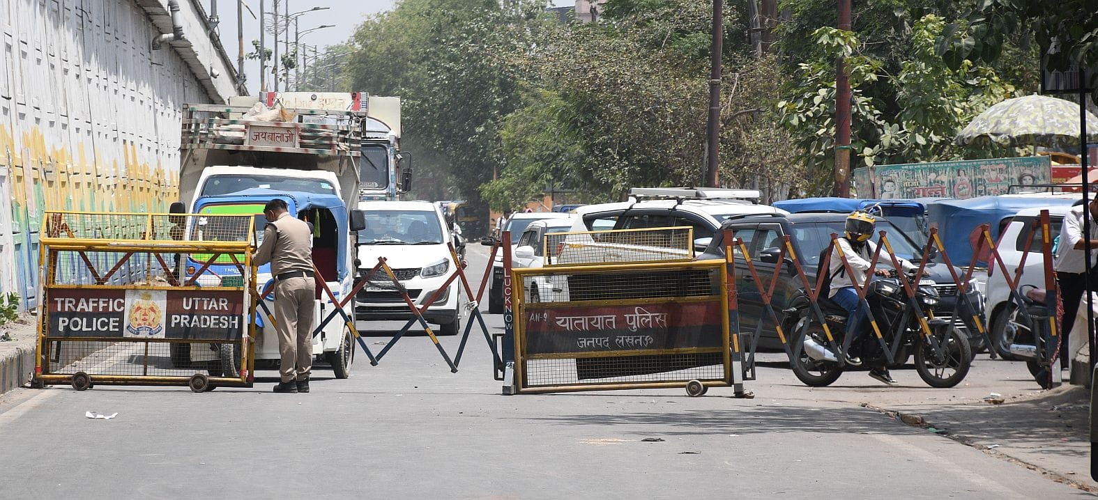 अयोध्या रोड पर जाम से निपटने के लिए कियाा गया डायवर्जन। 