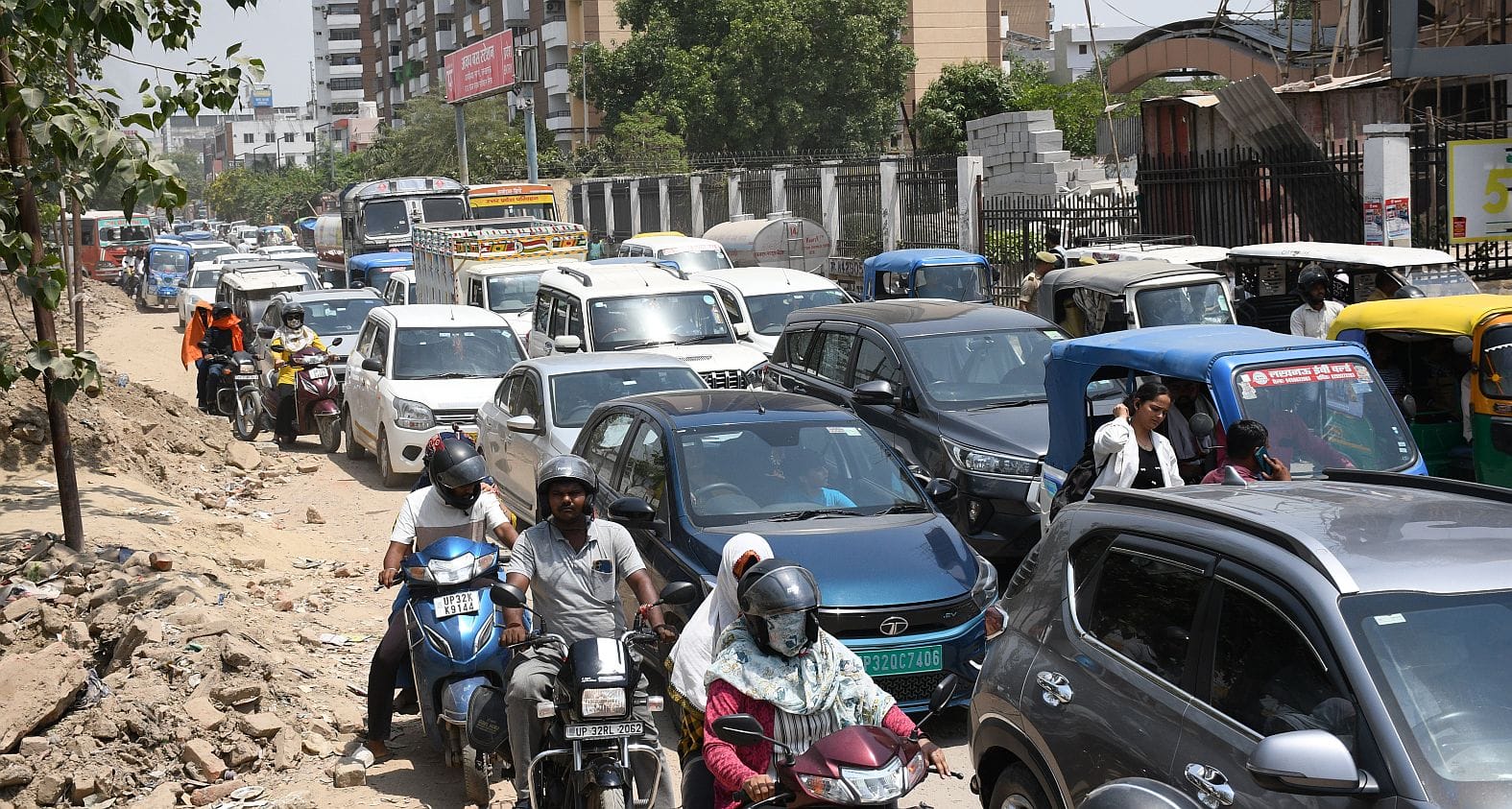 अयोध्या रोड पर जाम से निपटने के लिए कियाा गया डायवर्जन। 
