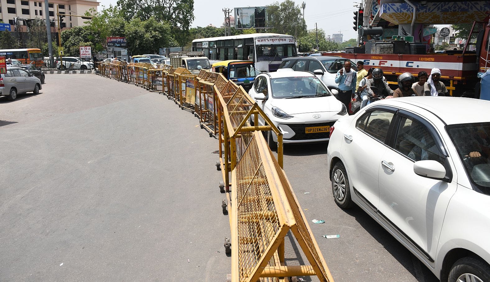 अयोध्या रोड पर जाम से निपटने के लिए कियाा गया डायवर्जन। 