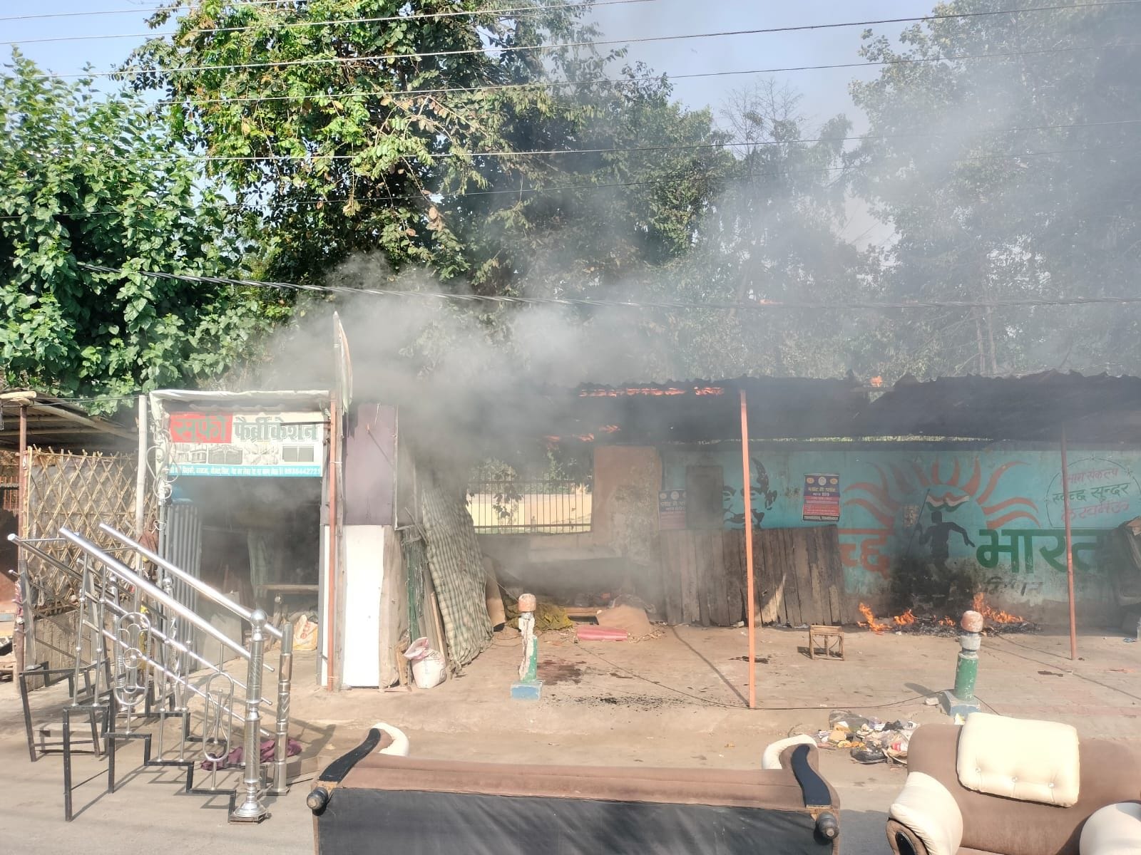 बिजली के जलते तार। बिजली के जलते तार।
