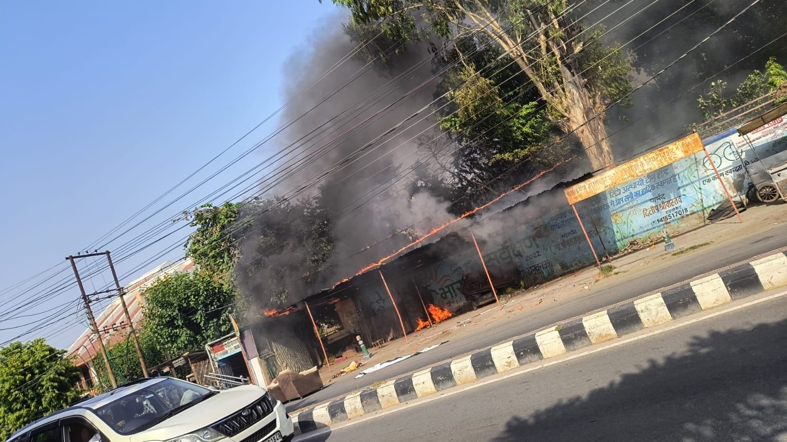 बिजली के जलते तार। बिजली के जलते तार।