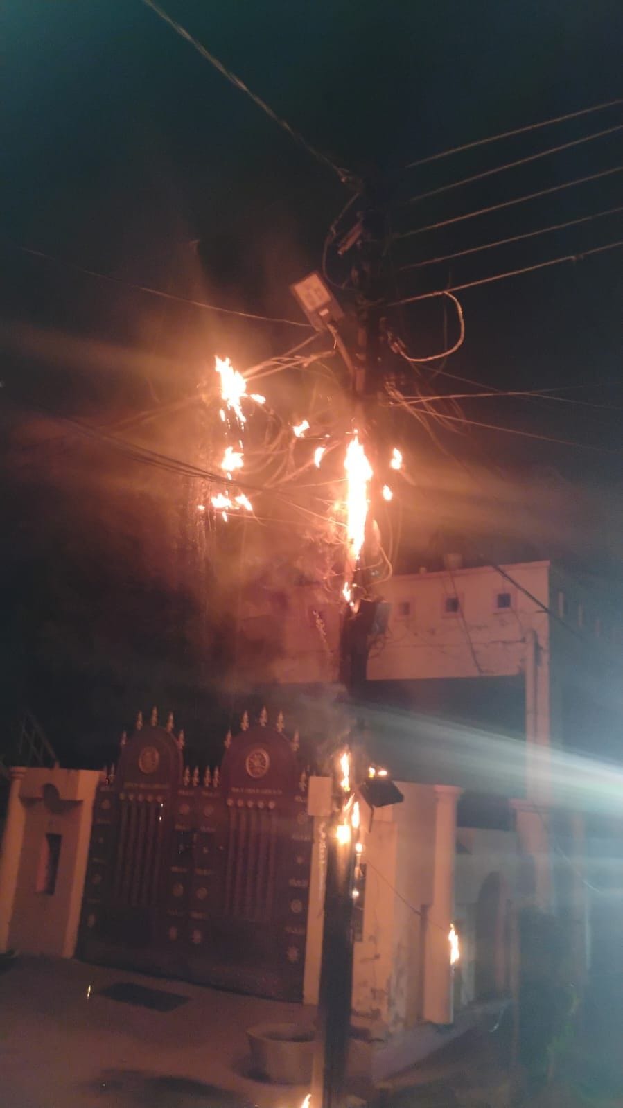 बिजली के जलते तार। बिजली के जलते तार।