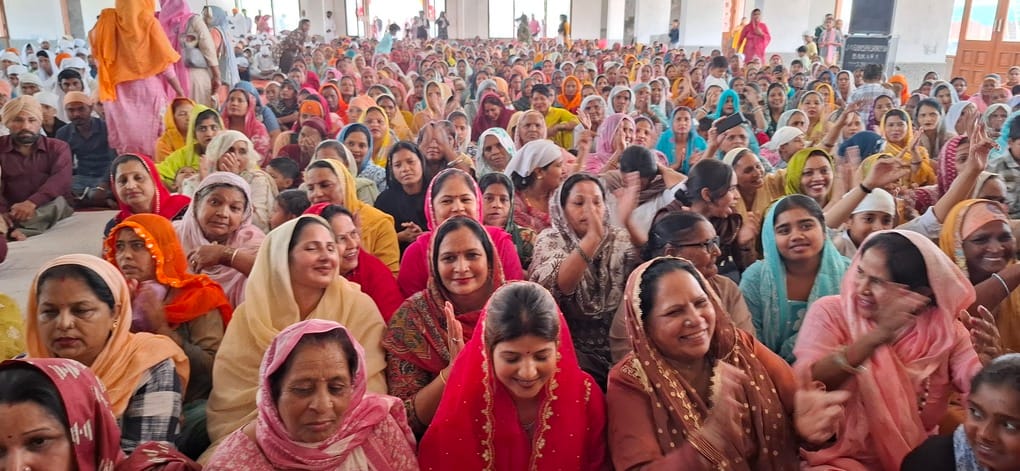 बराड़ा के सिरसगढ़ गांव में आयोजित संत सम्मेलन में मौजूद महिला श्रद्धालु। प्रवक्ता बराड़ा के सिरसगढ़ गांव में आयोजित संत सम्मेलन में मौजूद महिला श्रद्धालु। प्रवक्ता