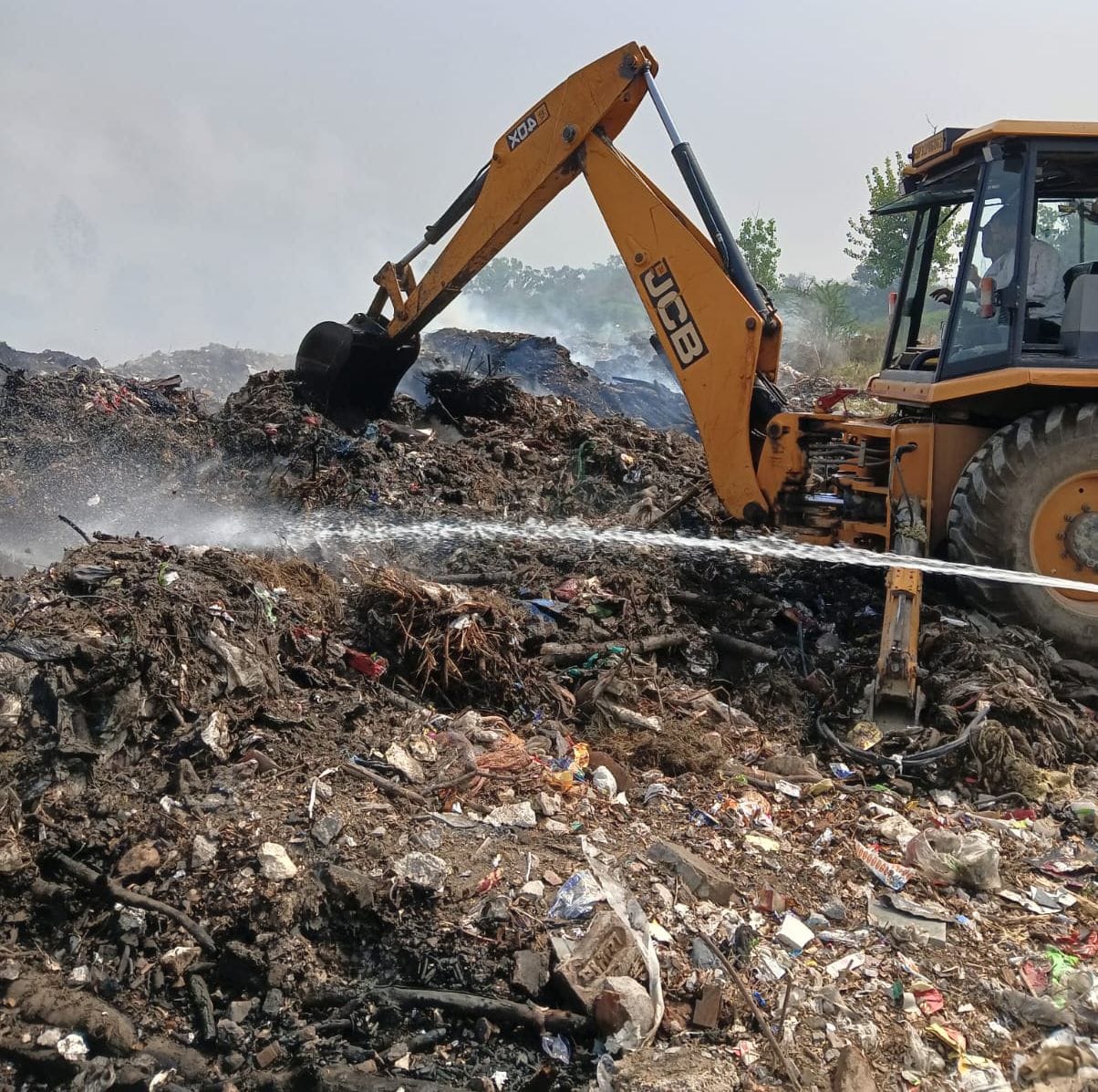 चिनहट के धावा स्थित नगर निगम के डंपिंग पॉइंट में लगी आग बुझाते दमकल कर्मी।