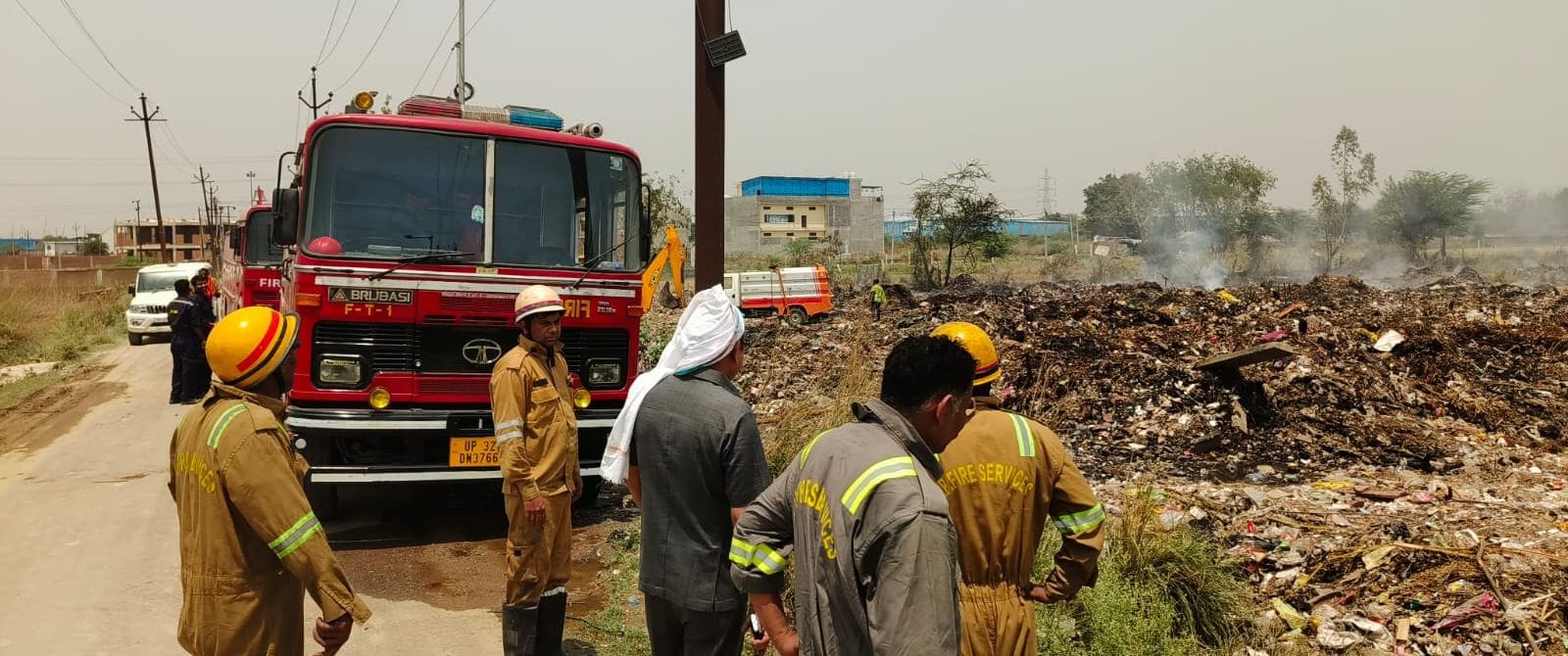 चिनहट के धावा स्थित नगर निगम के डंपिंग पॉइंट में लगी आग बुझाते दमकल कर्मी।