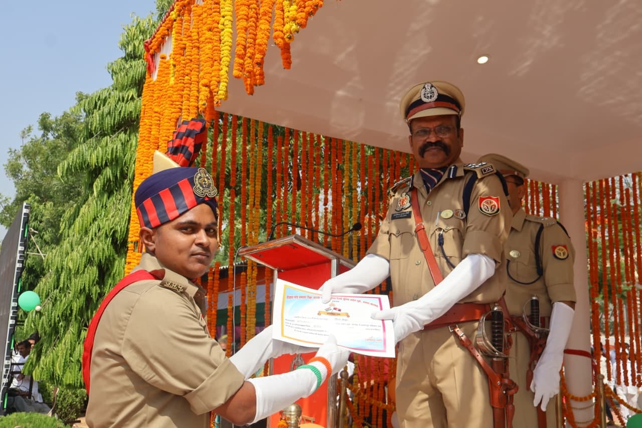 चुर्क पुलिस लाइन में रिक्रूट आरक्षियों के  दीक्षांत समारोह में परेड की सलामी लेते पुलिस उप महा