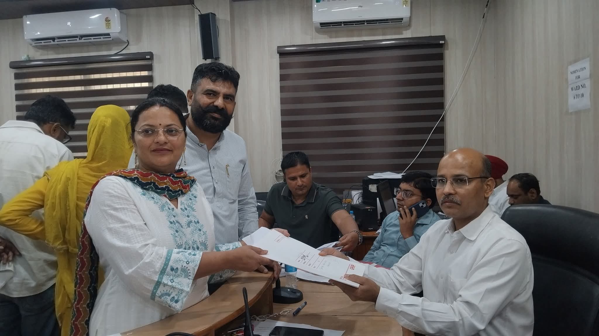 डॉ दिपांशु पुरी वार्ड 9 से नामांकन करती हुईं। संवाद डॉ दिपांशु पुरी वार्ड 9 से नामांकन करती हुईं। संवाद