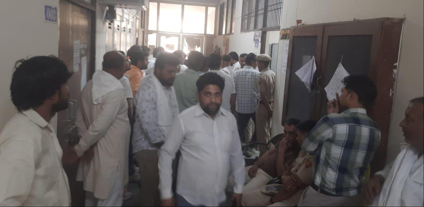 एडीसी का अपना नामांकन पत्र सौंपते आनंद खत्री। संवाद