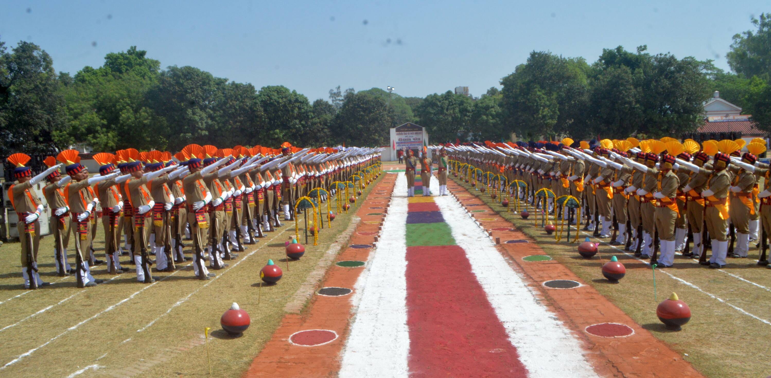 फोटो-01-परेड का निरीक्षण करते एडीजी प्रवीण कुमार। संवाद