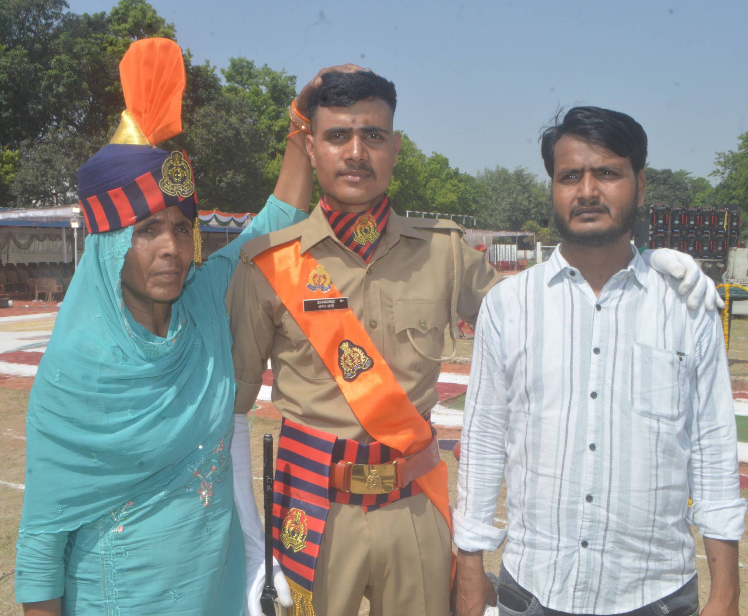 फोटो-01-परेड का निरीक्षण करते एडीजी प्रवीण कुमार। संवाद