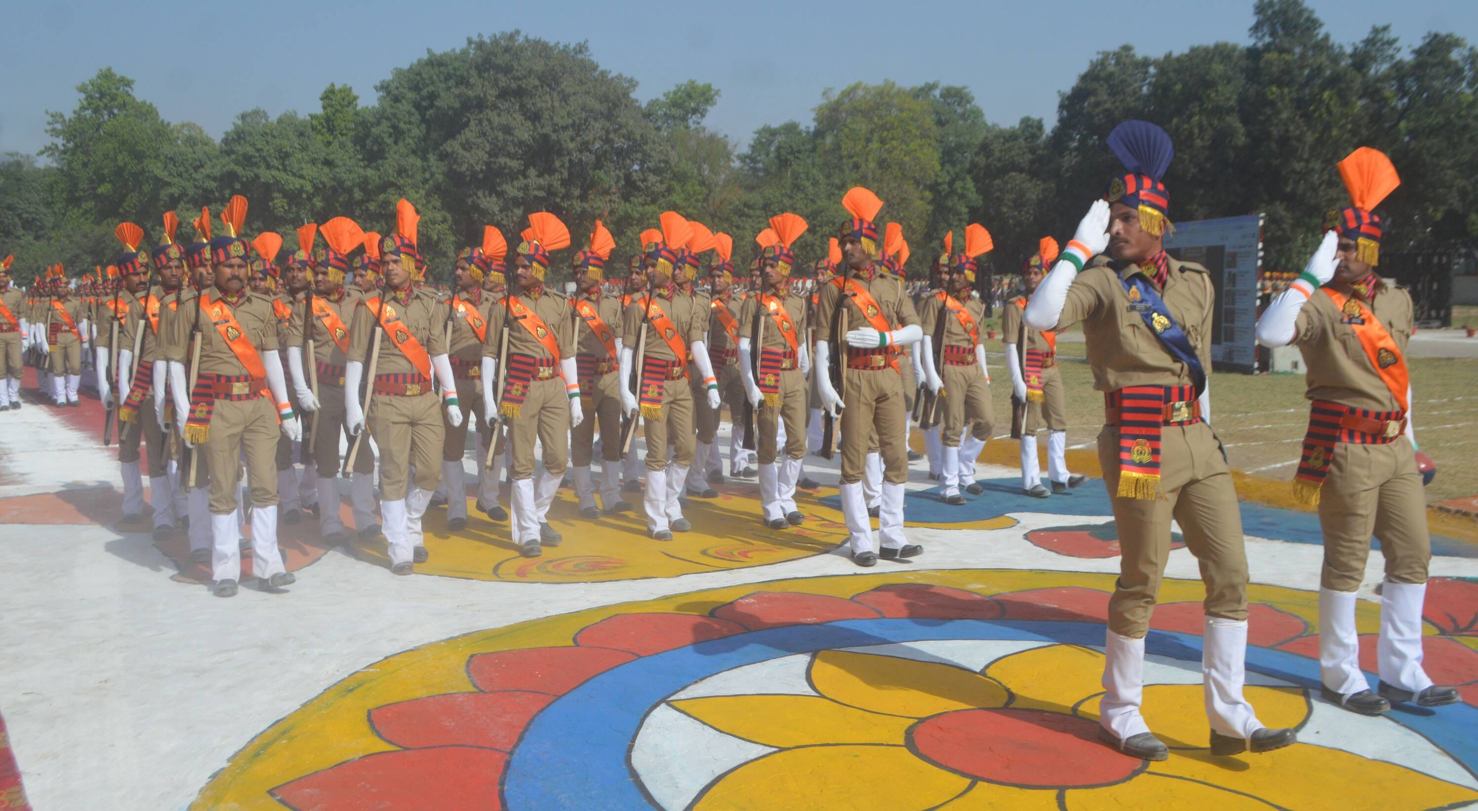 फोटो-01-परेड का निरीक्षण करते एडीजी प्रवीण कुमार। संवाद
