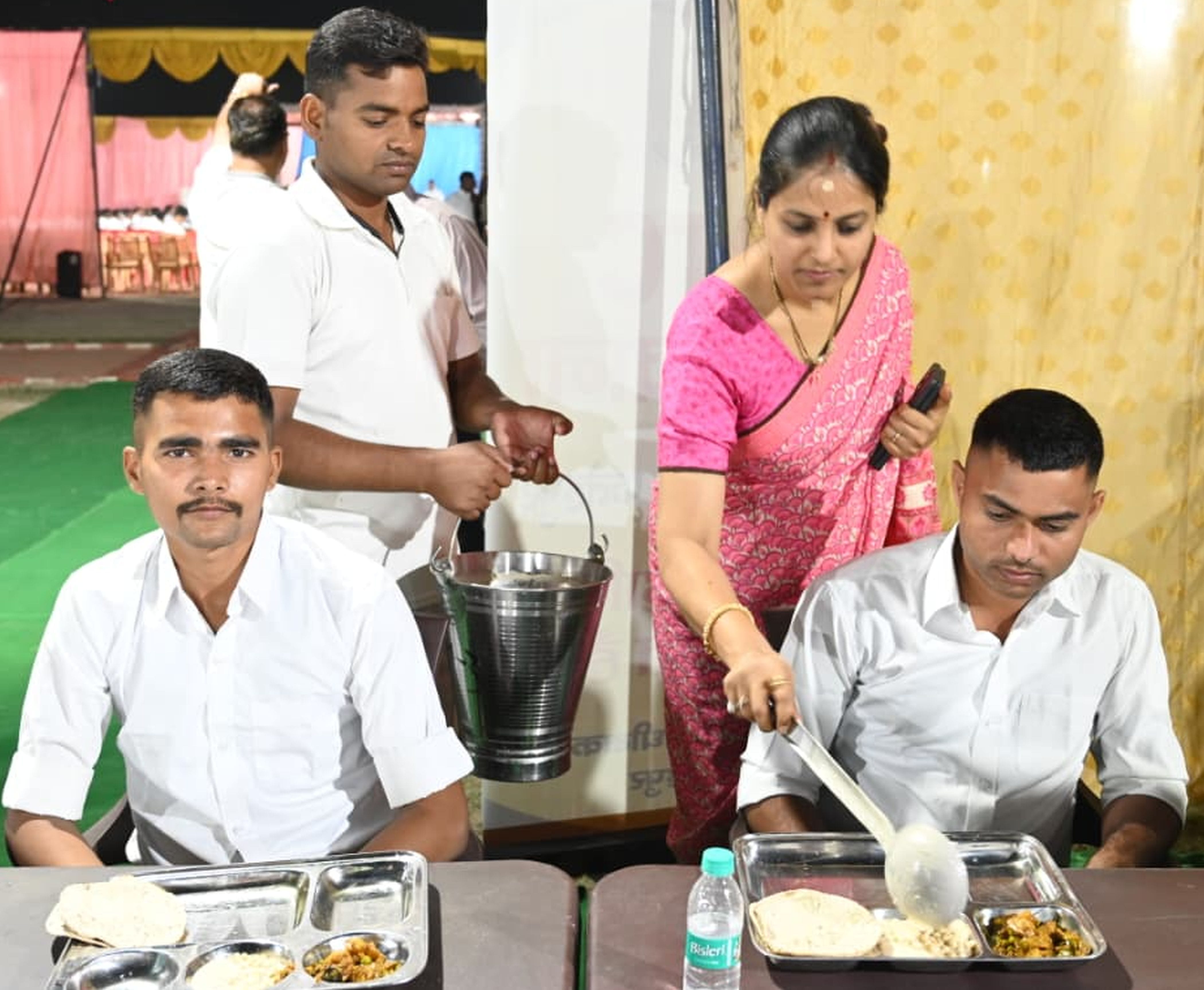 फोटो-06-पुलिस लाइन में रिक्रूटों को खाना पराेसती डीएम निधि गुप्ता वत्स। स्रोत पुलिस फोटो-06-पुलिस लाइन में रिक्रूटों को खाना पराेसती डीएम निधि गुप्ता वत्स। स्रोत पुलिस