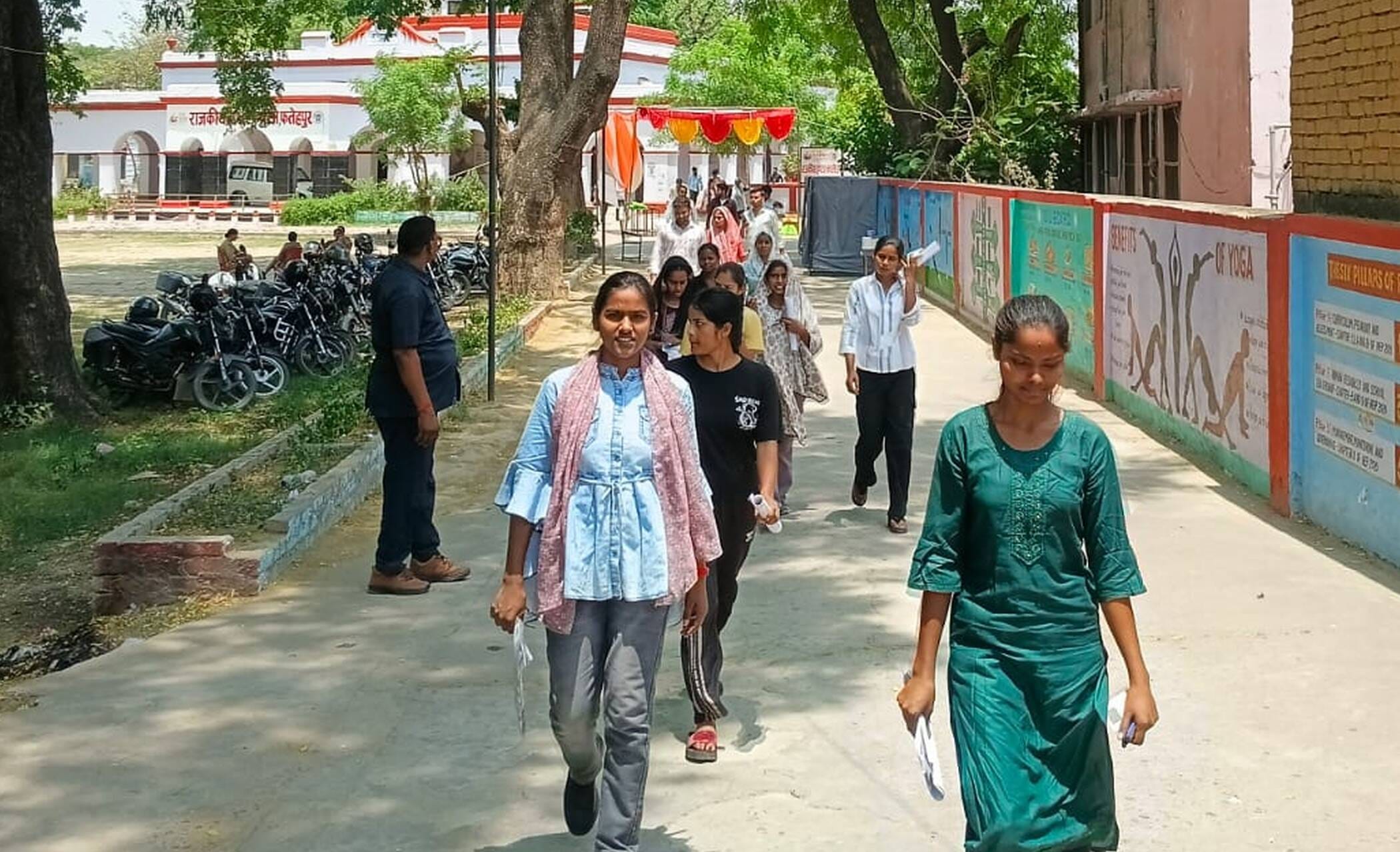 फोटो-15-परीक्षा देकर बाहर निकलते परीक्षार्थी। संवाद फोटो-15-परीक्षा देकर बाहर निकलते परीक्षार्थी। संवाद