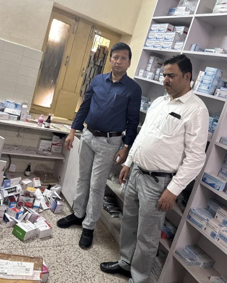 फोटो-19-सस्ती जेनरिक के बजाए महंगी पेटेंट दवाएं दिए जाने की जानकारी देता पीड़ित। स्रोत: वीडियो फोटो-19-सस्ती जेनरिक के बजाए महंगी पेटेंट दवाएं दिए जाने की जानकारी देता पीड़ित। स्रोत: वीडियो