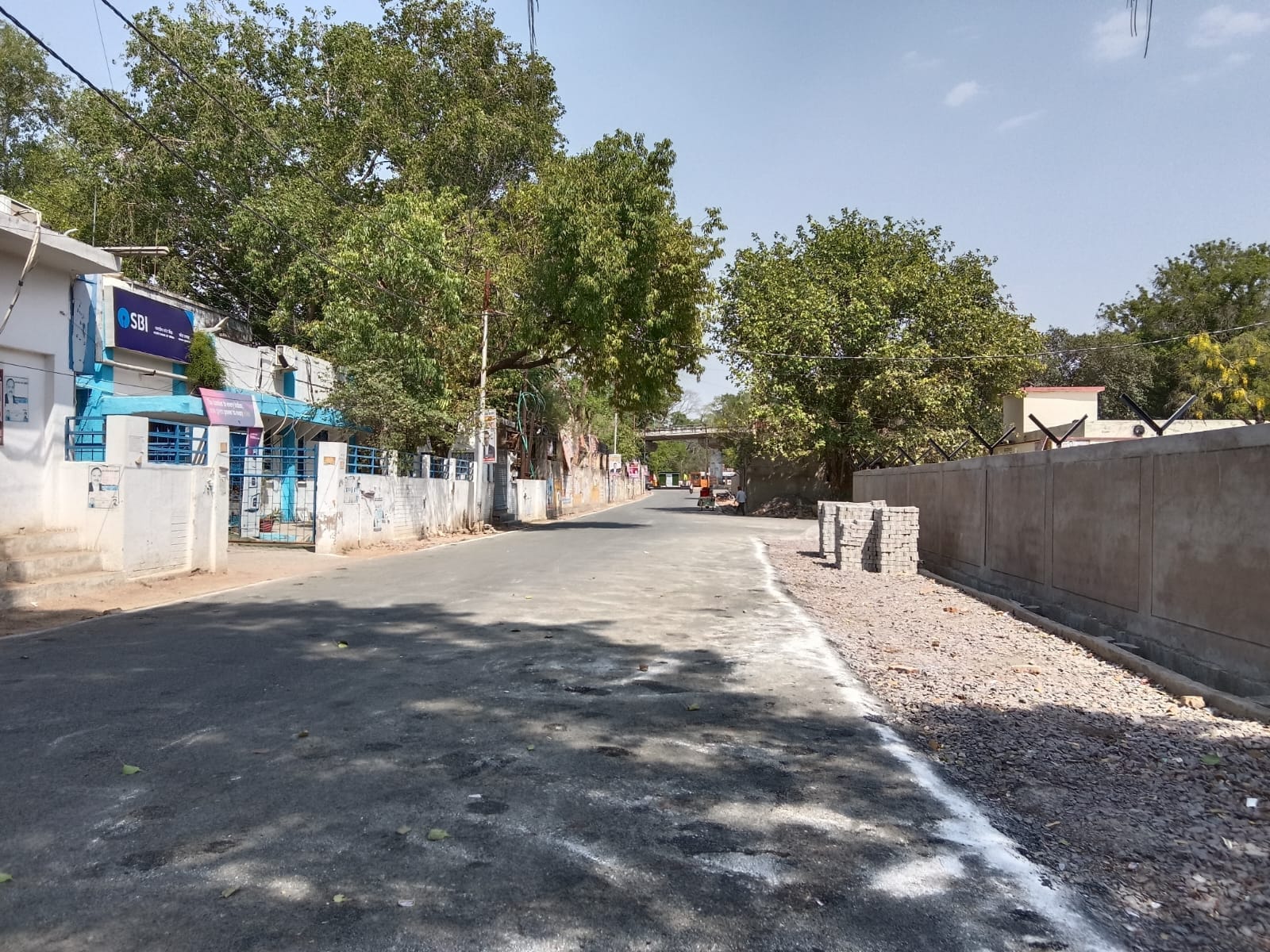 फोटो- 19 दोपहर 12 बजे कलेक्ट्रेट रोड पर पसरा सन्नाटा। संवाद