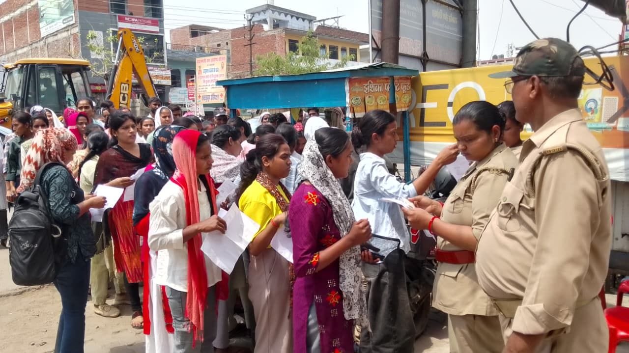 फोटो-27-शहर के श्याम कुमारी सेठ बालिका विद्यालय से होमागर्ड भर्ती परीक्षा देकर निकलते अभ्यर्थी।