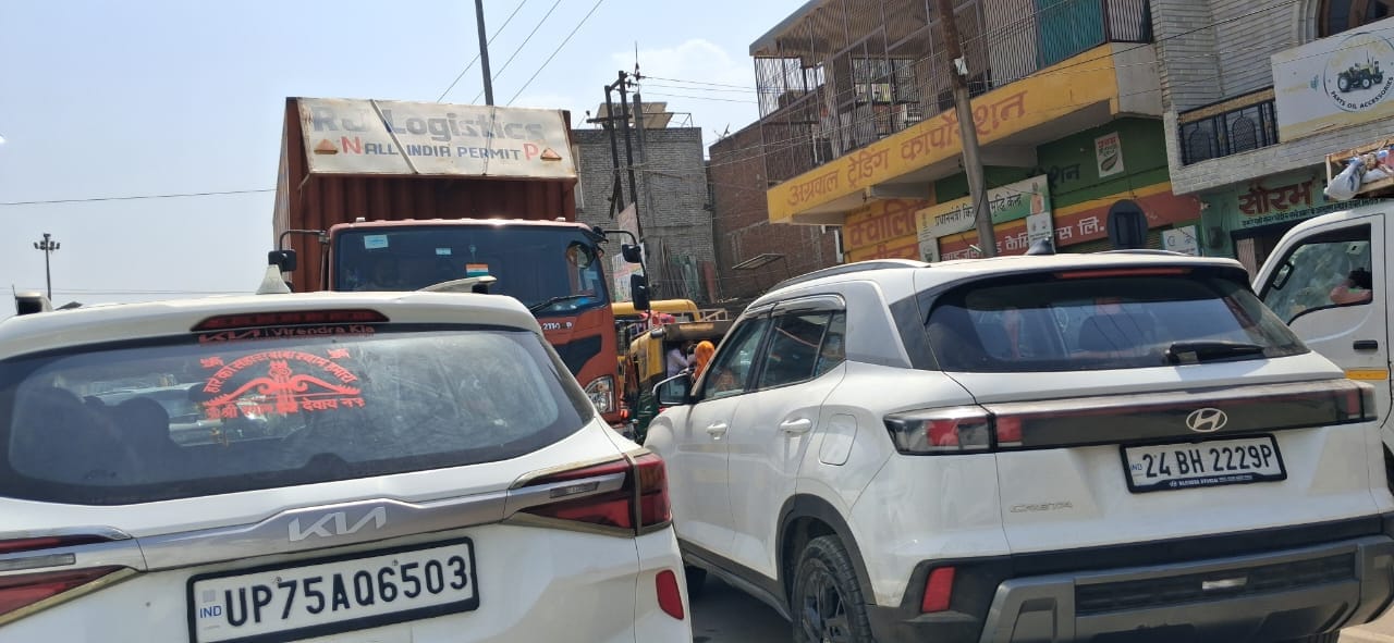 फोटो 28::::अंडरपास के पास कानपुर आगरा-नेशनल हाईवे की सर्विस रोड पर उल्टी दिशा से आई ट्रैक्टर-ट्