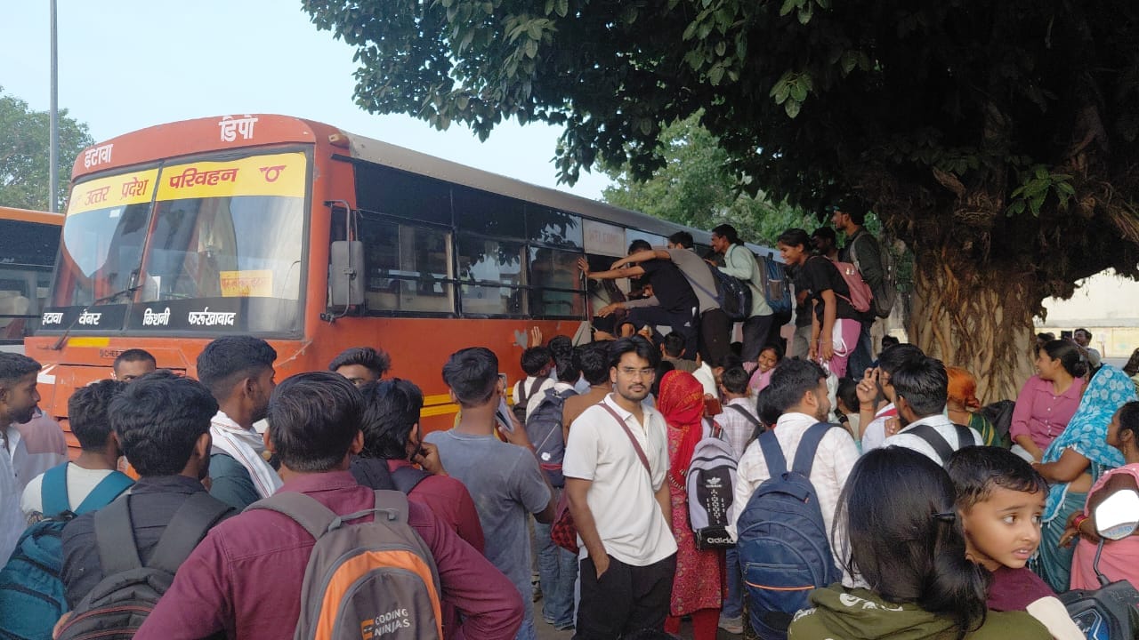 फोटो 39::::बस में चढ़ने के लिए खिड़की से जद्दोजहद करता अभ्यर्थी। संवाद फोटो 39::::बस में चढ़ने के लिए खिड़की से जद्दोजहद करता अभ्यर्थी। संवाद