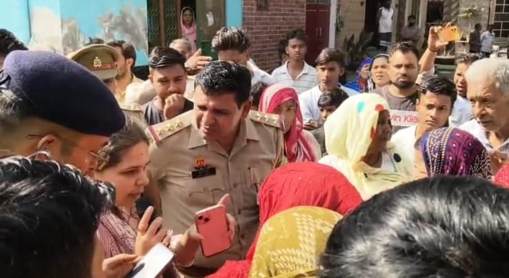 गढ़ रोड पर जाम लगाते लोग। स्रोत वीडियो ग्रैब गढ़ रोड पर जाम लगाते लोग। स्रोत वीडियो ग्रैब