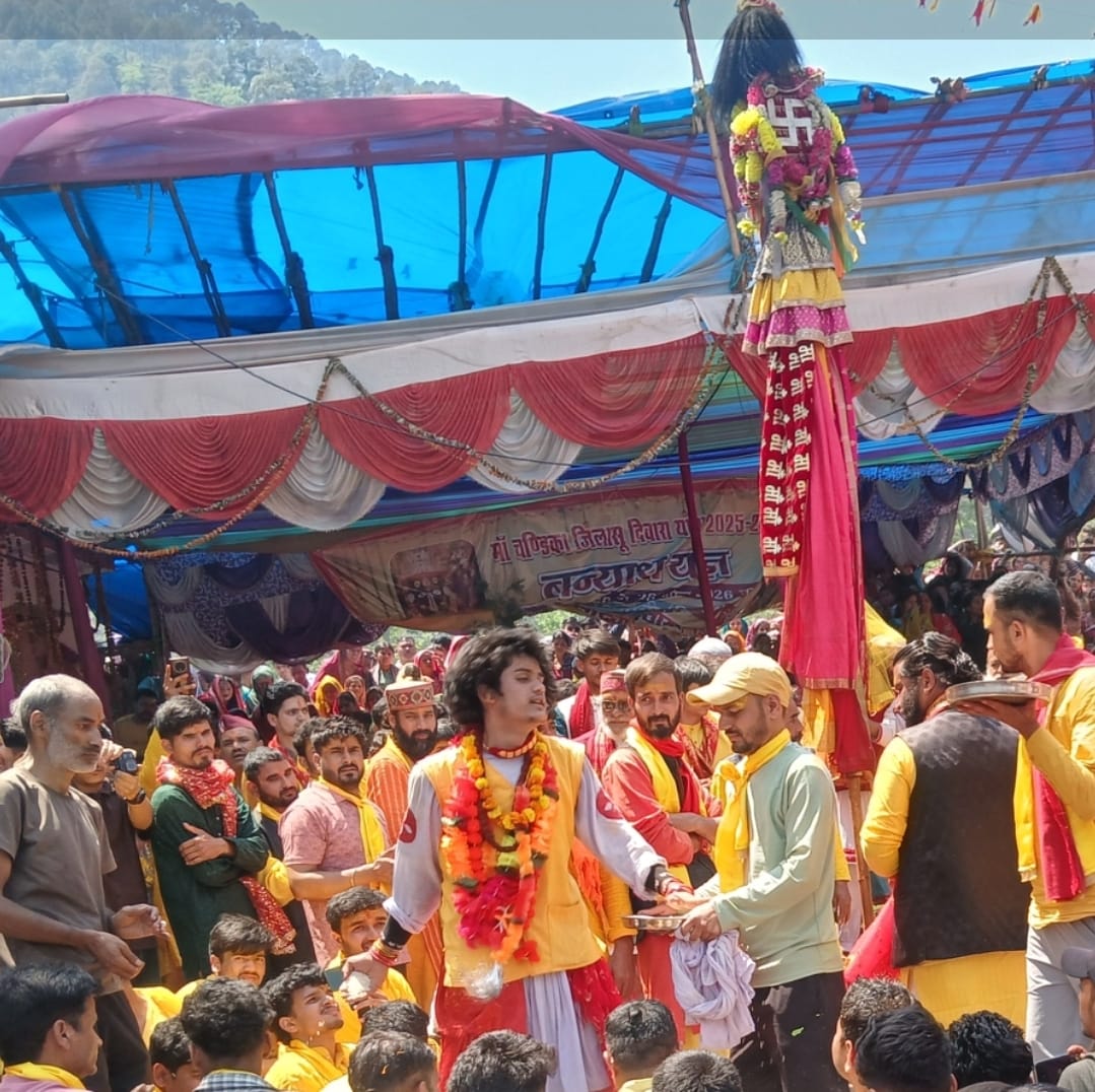 गोपेश्वर के समीप खल्ला गांव में अपने भक्तों को आशीर्वाद देतीं माता अनसूया की डोली। संवाद