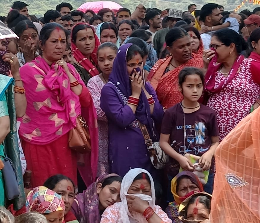 गोपेश्वर के समीप खल्ला गांव में अपने भक्तों को आशीर्वाद देतीं माता अनसूया की डोली। संवाद