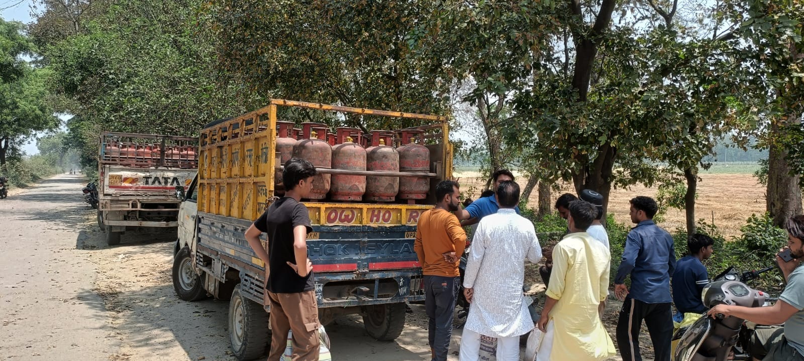 गैस सिलिंडर न मिलने से भड़के लोगों को समझाते पुलिसकर्मी स्रोत उपभोक्ता