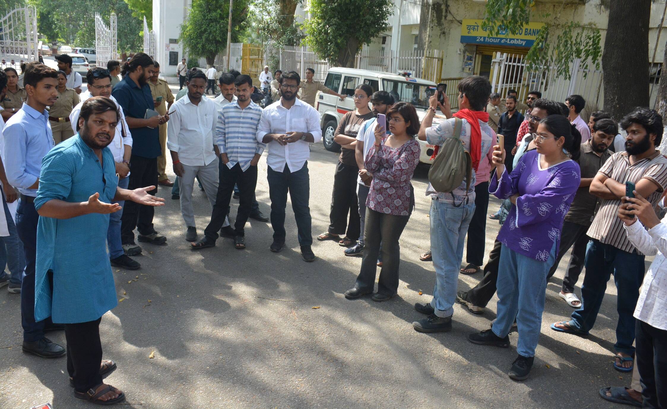 गेट नंबर एक पर प्रदर्शन करते विद्यार्थी। 