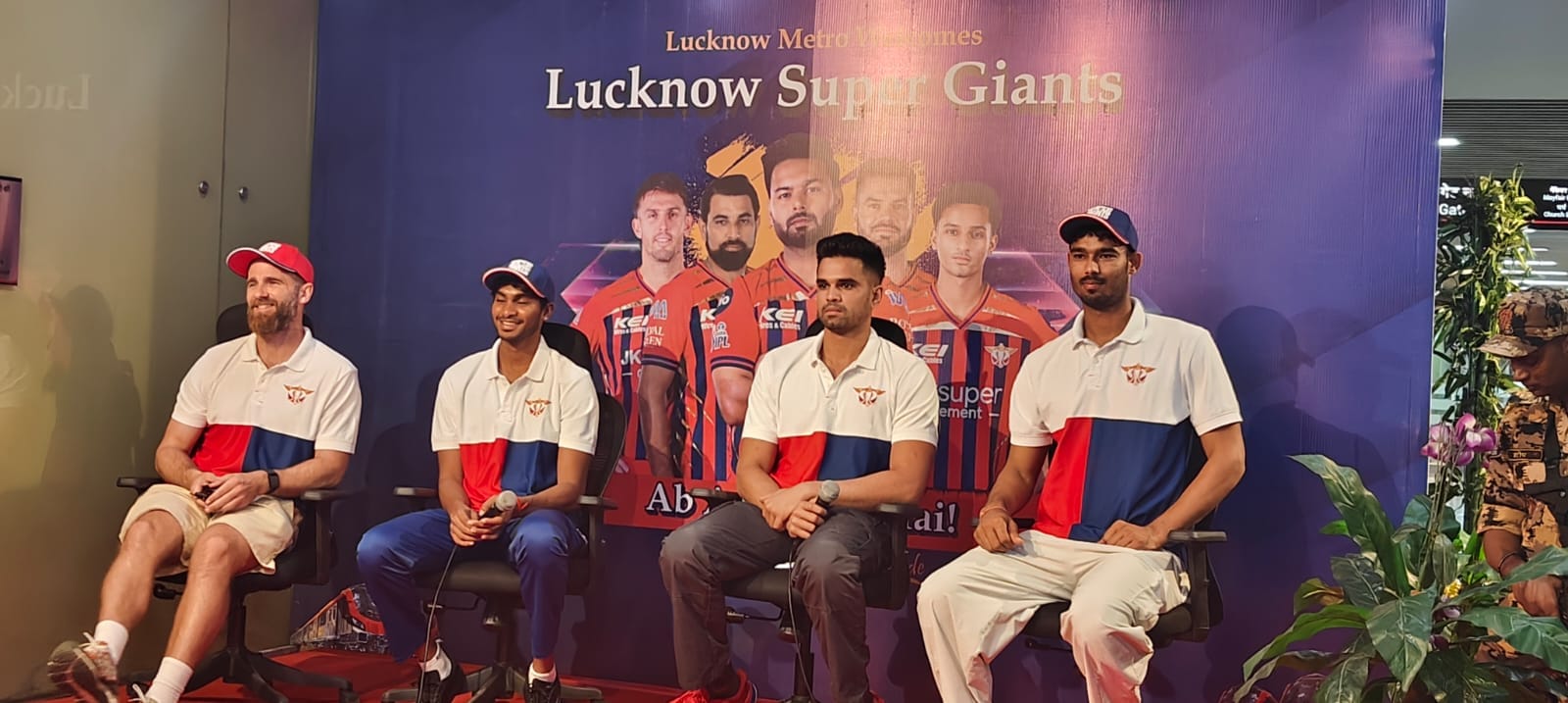 हजरतगंज मेट्रो स्टेशन पर कार्यक्रम में मेट्रो यात्रियों से मुलाकात करते एलएसजी के खिलाड़ी। 