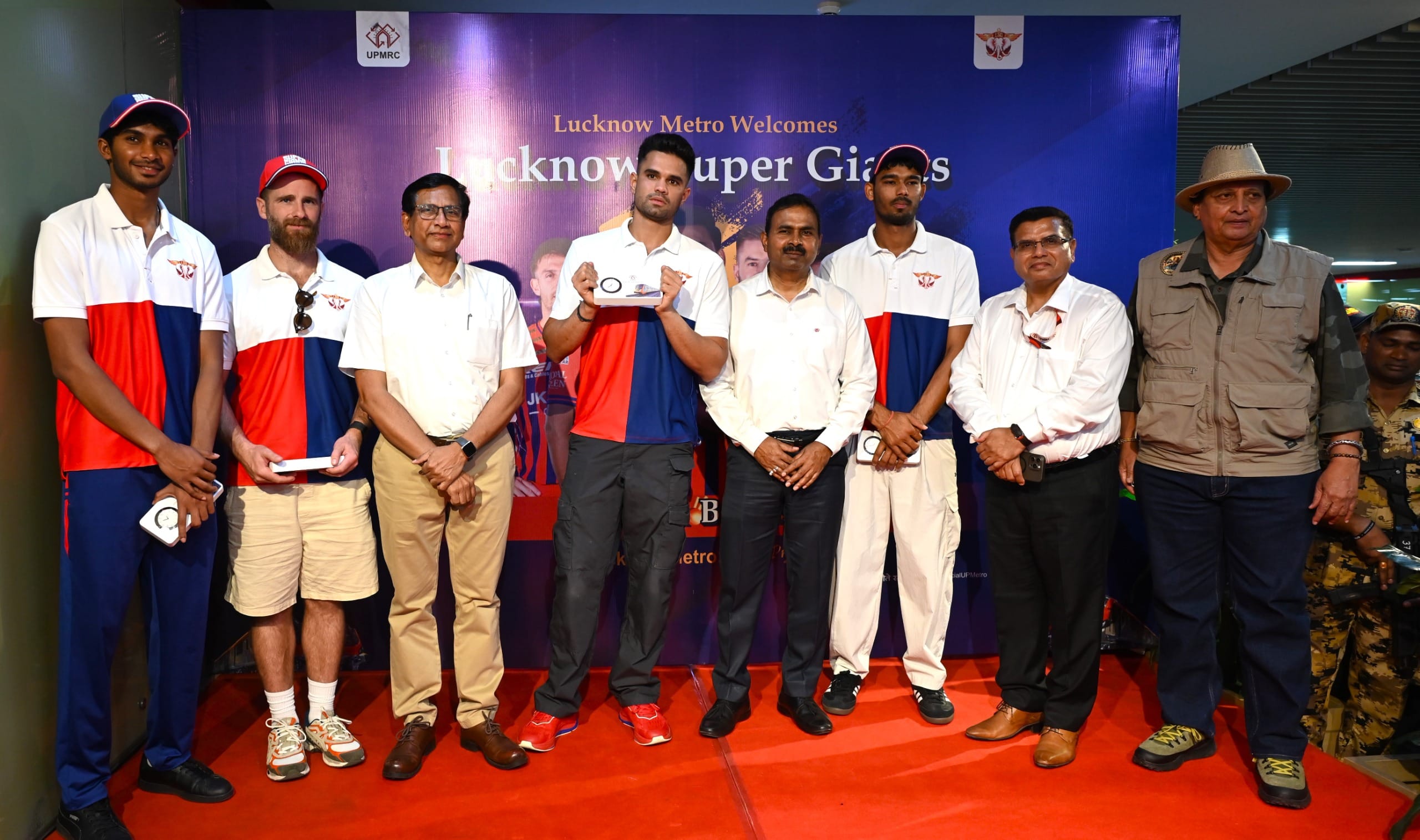 हजरतगंज मेट्रो स्टेशन पर कार्यक्रम में मेट्रो यात्रियों से मुलाकात करते एलएसजी के खिलाड़ी। 