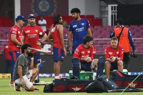 इकाना में मैच के एक दिन पहले अभ्यास करते एलएसजी और केकेआर के खिलाड़ी। इकाना में मैच के एक दिन पहले अभ्यास करते एलएसजी और केकेआर के खिलाड़ी।