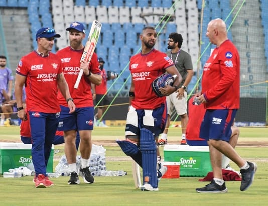 इकाना में मैच के एक दिन पहले अभ्यास करते एलएसजी और केकेआर के खिलाड़ी। इकाना में मैच के एक दिन पहले अभ्यास करते एलएसजी और केकेआर के खिलाड़ी।